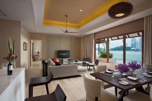 新加坡Resorts World Sentosa - Equarius Villas的客厅配有沙发和桌子