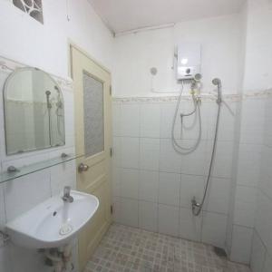 胡志明市Garden House的白色的浴室设有水槽和淋浴。