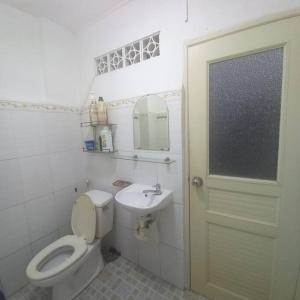 胡志明市Garden House的白色的浴室设有卫生间和水槽。