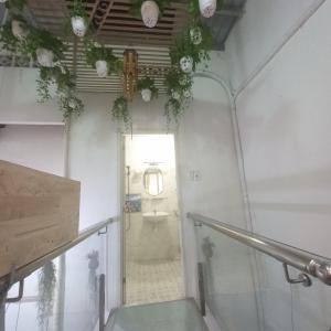 胡志明市Garden House的一间设有楼梯和卫生间的浴室
