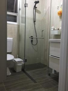 堪培拉Private Room in a Shared House-Close to City & ANU-4的带淋浴和卫生间的浴室
