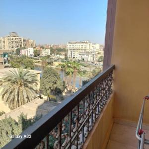 Furnished apartment by the Nile شقة مفروشة تطل على النيل的阳台或露台