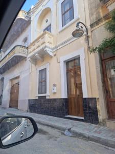 Għajn il-KbiraSir Patrick's rooms & hostel的停在大楼前的汽车侧景镜子