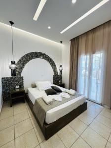 卡特瑞杜斯利威德洛斯别墅旅馆的一间卧室设有一张大床和一个大窗户
