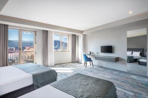 第比利斯Hotel Address 9D的酒店客房设有两张床和电视。