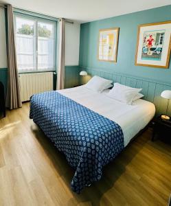 雷岛林滩L海洋酒店的一间卧室设有一张蓝色墙壁的大床