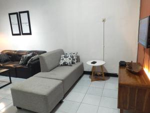 塔旺曼谷Argolawu Homestay的客厅配有沙发和桌子