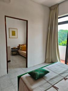 科伦坡Cozy Apartment的一间卧室配有一张带镜子的床和一张沙发