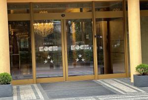 肯琴科赫酒店的玻璃门和吊灯的入口