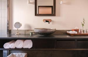 大理大理古城安隅酒店的浴室柜台配有碗水槽和毛巾