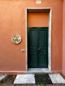 阿拉西奥Villa San Giorgio vista mare Alassio的橙色墙上的绿色门