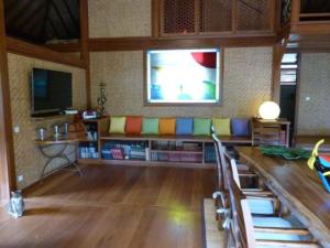 FarinoOasis de Tendéa - Bali à Farino的带沙发和电视的客厅