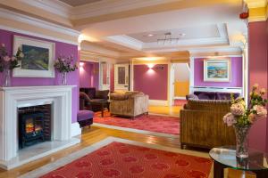 丁格尔西恩西比尔酒店的客厅设有紫色墙壁和壁炉