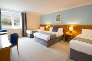 丁格尔西恩西比尔酒店的酒店客房,设有两张床和一张沙发
