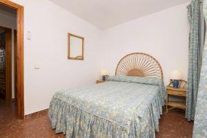 奇皮奥纳El Paseo del Faro的一间卧室配有一张带蓝色床罩的床