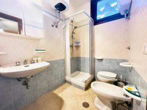 斯廷蒂诺佩罗塞塔公寓式酒店的浴室配有卫生间、盥洗盆和淋浴。