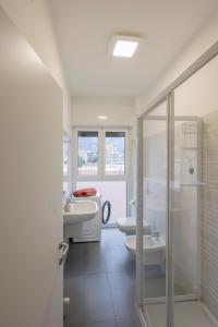 莱科Le Case Di Ferdinando的浴室设有2个卫生间、水槽和淋浴。