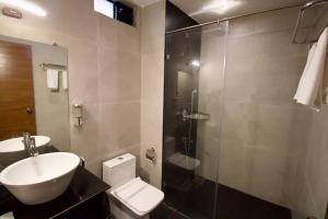 莫尔吉姆FabHotel Resort De Ashvem的带淋浴、卫生间和盥洗盆的浴室