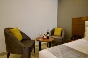 莫尔吉姆FabHotel Resort De Ashvem的酒店客房带一张床、一张桌子和椅子