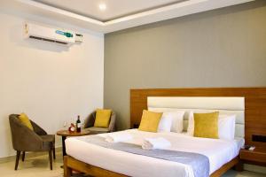 莫尔吉姆FabHotel Resort De Ashvem的卧室配有一张带黄色枕头的大型白色床。