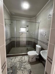 Bulan SogottuuГостевой дом Дастан, Guest House Dastan的带淋浴、卫生间和盥洗盆的浴室