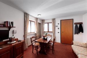 科瓦拉因巴迪亚米拉蒙蒂科瓦拉公寓式酒店的客厅配有桌子和沙发