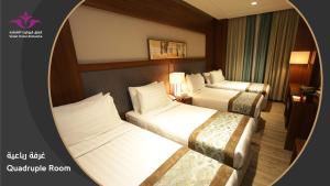 麦加Violet Al Shisha Hotel的配有镜子的酒店客房内的两张床