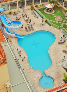 波苏斯-迪卡尔达斯米纳斯吉拉斯酒店的享有度假村游泳池的顶部景致