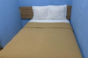 雅加达Bright Batavia的一张床上有两个枕头的房间