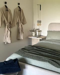 BeechmontTen Acres的卧室配有挂在墙上的床和毛巾。