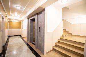 斯利那加Hotel German Residency , Srinagar的大楼里空空的走廊,有楼梯
