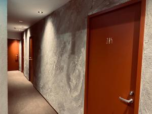 箱根RoheN HakoneYumoto的走廊上设有棕色的门和走廊
