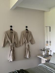 BeechmontTen Acres的卧室,墙上挂着两件大衣