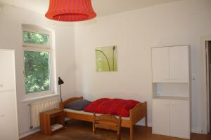 OttersbergOtterstedter Mühle的一间卧室配有一张床铺,床上铺有红色毯子