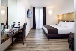 帕多瓦贝斯特韦斯特比瑞酒店的配有一张床和一张书桌的酒店客房