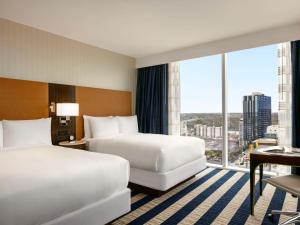 奥斯汀奥斯丁费尔蒙酒店的酒店客房设有两张床和大窗户。