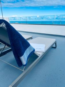 加拉奇科Bella Home的船上的长凳,上面有毛巾