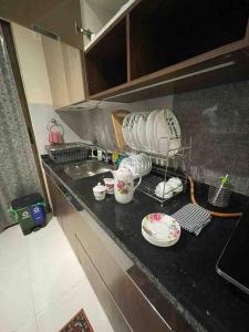 拉瓦萨市Endora homestay - A fully equipped lake-facing 3BHK的厨房柜台上放有杯子和碗碟