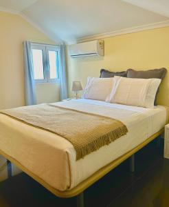 丰沙尔Antonella Home Funchal的一间卧室设有一张大床和窗户