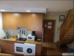 马德里apartamento noviembre的厨房配有水槽和洗衣机