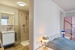 卡尔夫Zentral und nett in Calw的小型浴室设有一张床和淋浴。