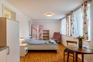 卡尔夫Zentral und nett in Calw的一间小卧室,配有一张床和一张桌子