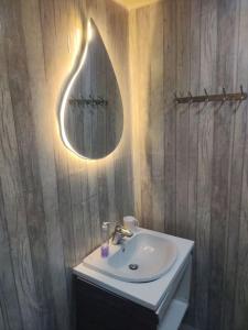 奥兰Baba Residence的浴室设有水槽和墙上的镜子