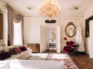 维也纳维也纳萨赫酒店的带沙发和吊灯的客厅