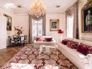 维也纳维也纳萨赫酒店的客厅配有白色沙发和吊灯。