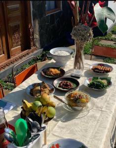 梭罗Omah Pinaringan的一张桌子上放着许多盘子的食物