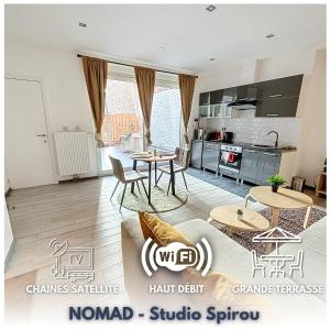 沙勒罗瓦NOMAD APARTMENTS - Henin的一间带桌椅的客厅和一间厨房