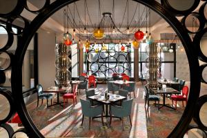 阿布扎比阿布扎比洲际酒店的一间带桌椅和镜子的用餐室