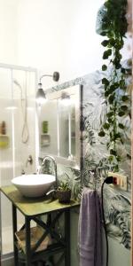 巴勒莫Casa Amari alla Zisa HOSTEL的一间带水槽和镜子的浴室