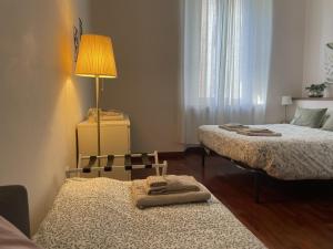 米兰Umbria 60 Apartment的一间小卧室,配有两张床和一盏灯